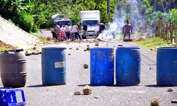 Huelga paraliza Baitoa en reclamo de agua y un cementerio